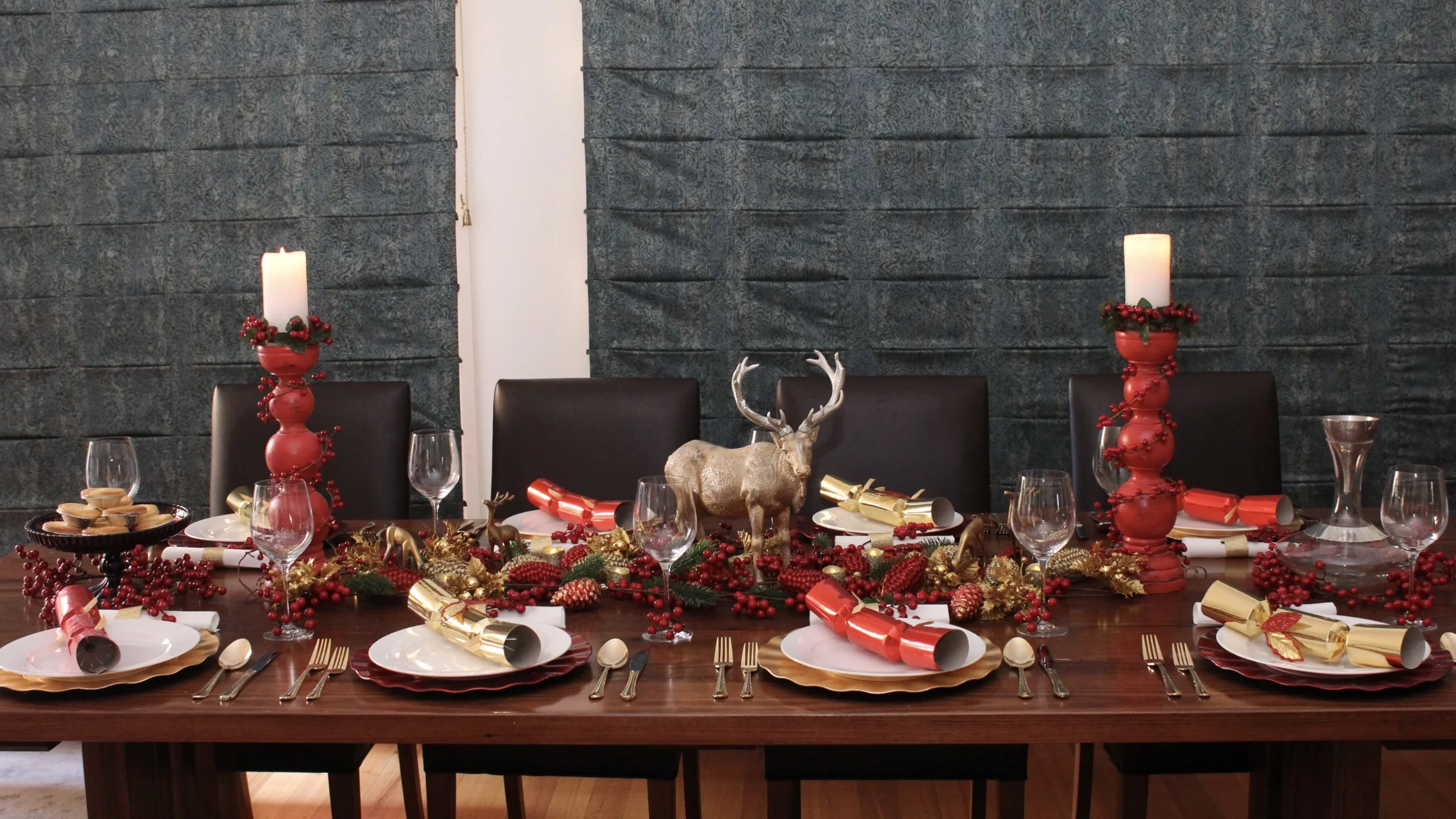 Christmas Table Setting Red and Gold Christmas Decorations — Chic