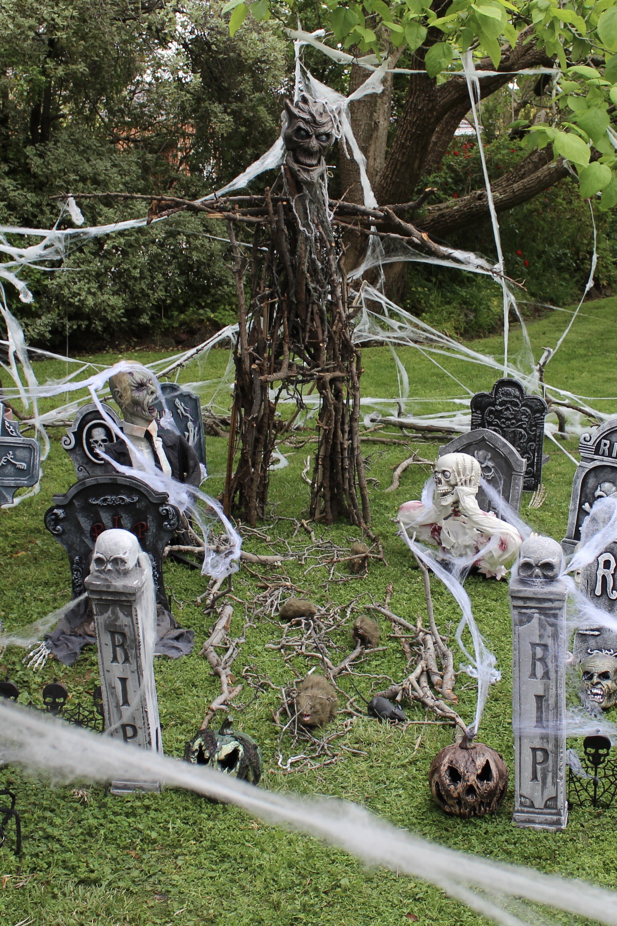 Halloween Cemetery — Chic Party Ideas