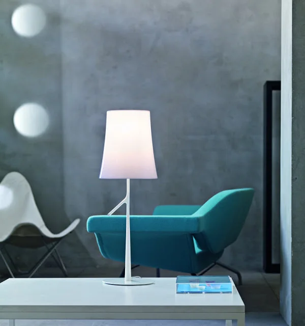 Leuchte+foscarini-BIRDIE-table-white-room-set_big.jpg