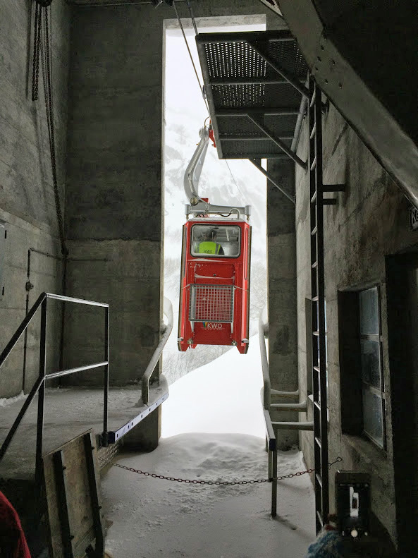 Mit der kleinen Seilbahn vom Ende des Stollens zum Hotel Grimsel Hospiz