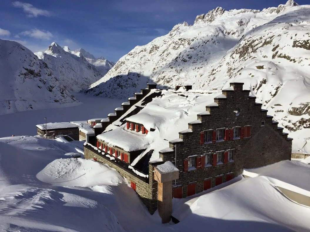 Hotel Grimsel Hospiz mit dem Grimselsee im Hintergrund