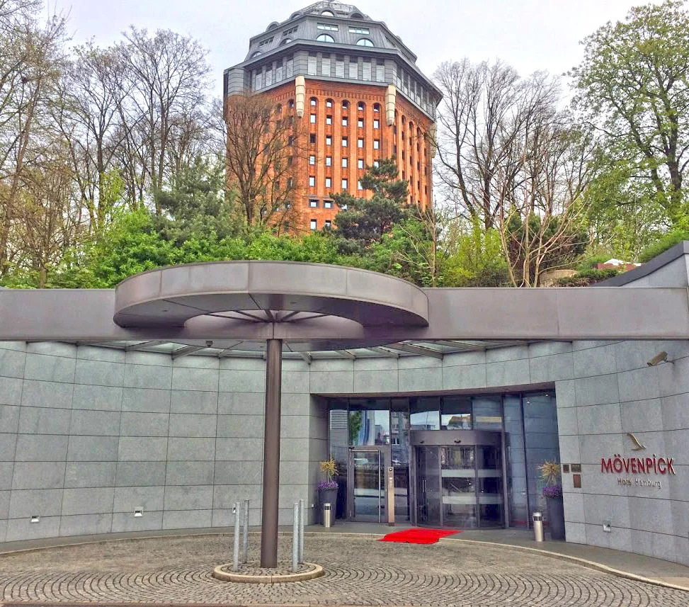 Der Eingang des Hotels befindet sich am Fusse des Schanzenparks in der Sternschanze Strasse.