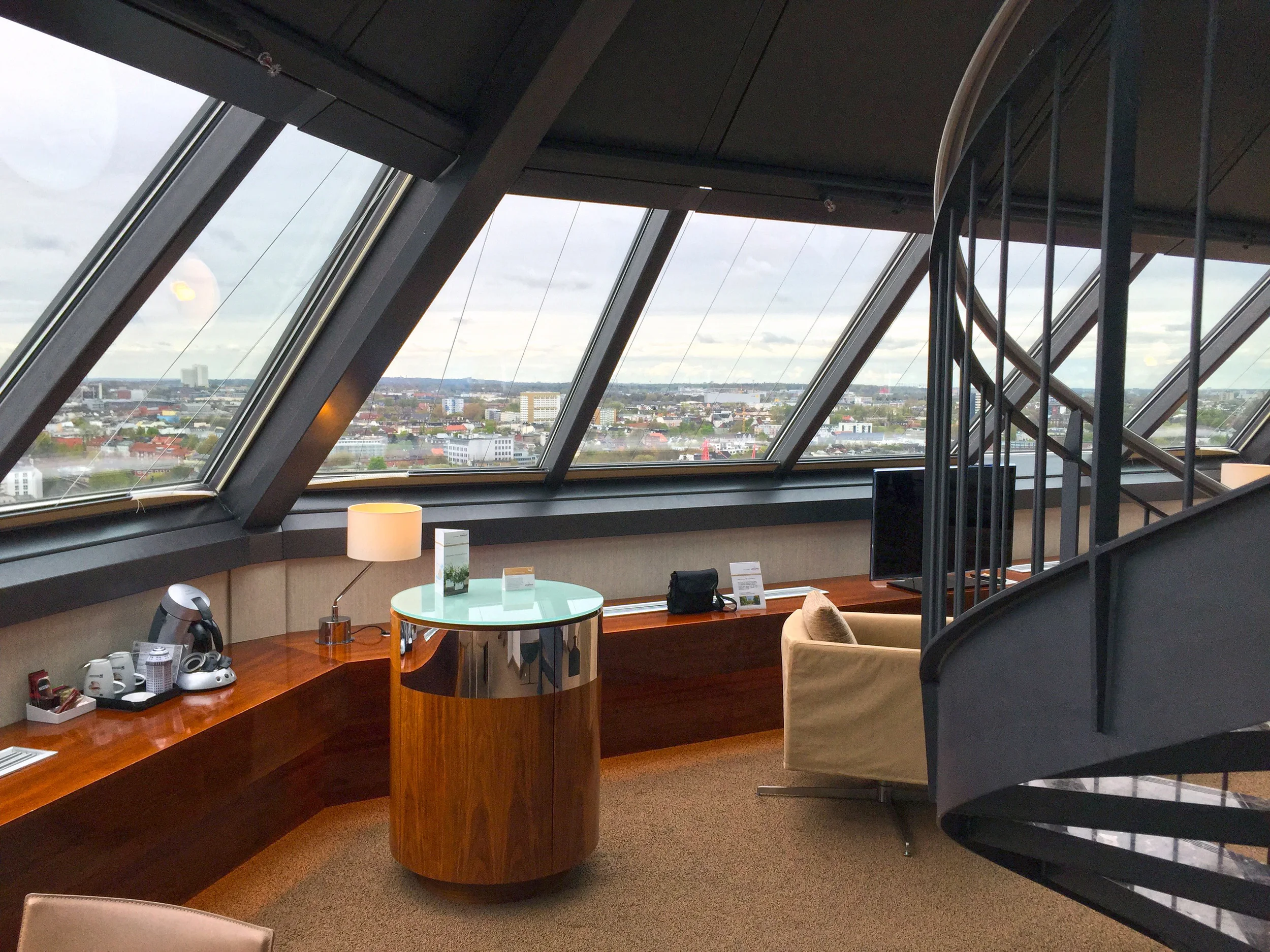 Puristisch und Luxeriös. Die Minibar wurde für die Turm Suite entworfen und steht wie ein kleiner eleganter Turm im Raum.