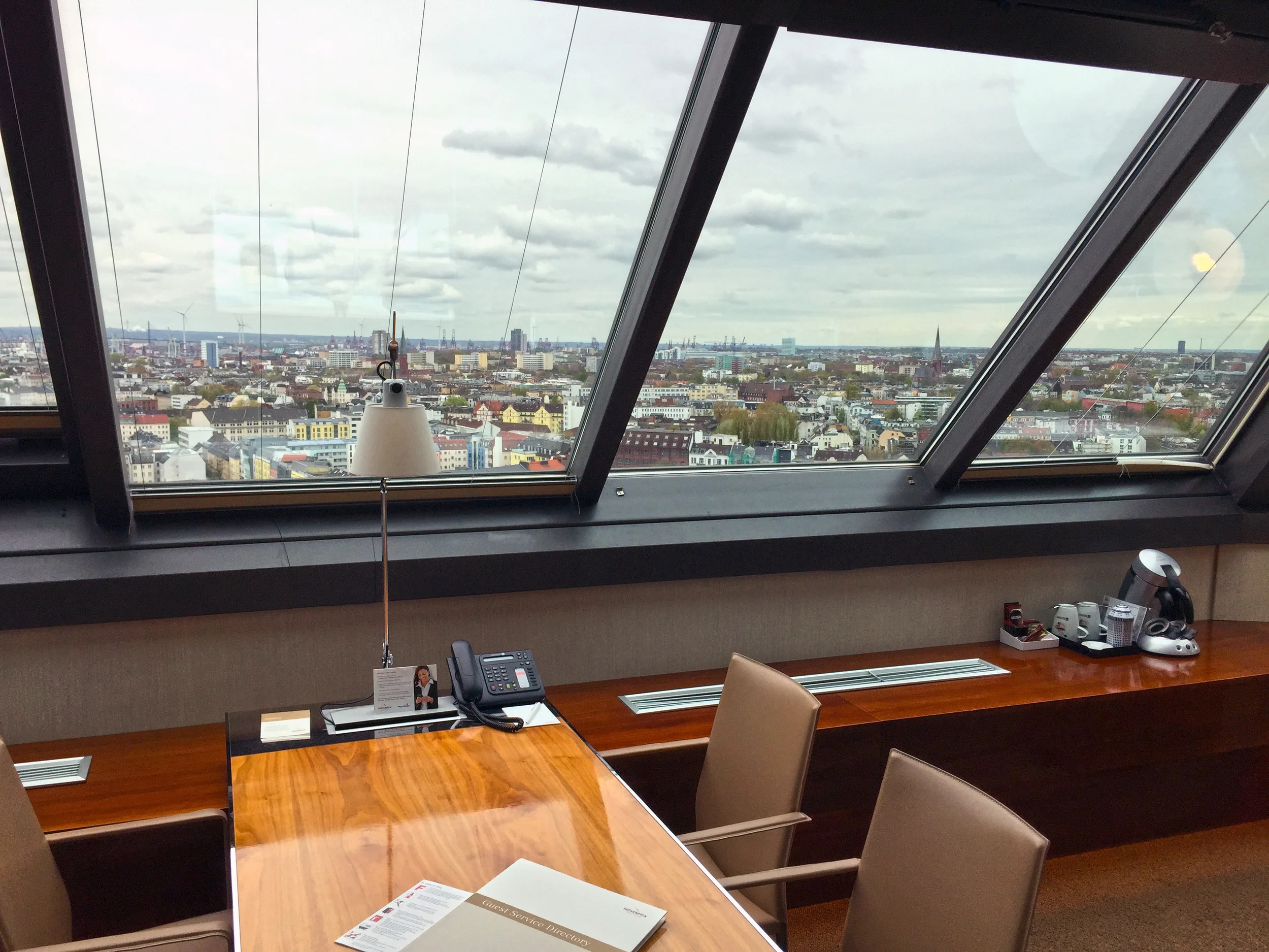 Beeindruckende Aussicht aus der Turm Suite über Hamburg.