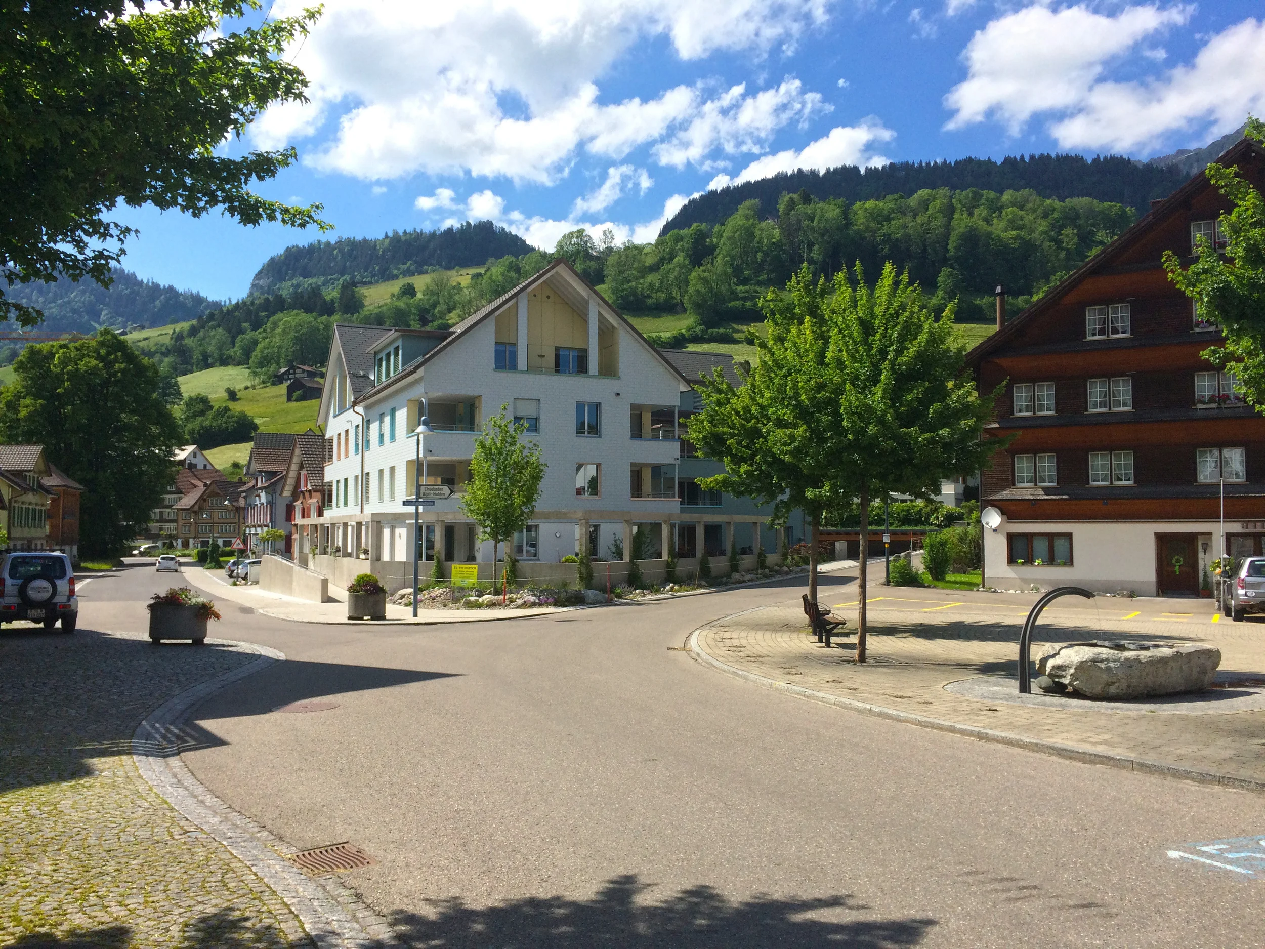 Direkt am Marktplatz, anstelle des ehemaligen Hotels Traube in Unterwasser, wurden 17 Wohnungen für ältere Menschen gebaut. Beim Erscheinungsbild ist wichtig, dass der Neubau sich ins Dorfbild einfügt. Deshalb wurde ein Haus mit Giebeldach und feinen Strukturen an den Fassaden entworfen.
