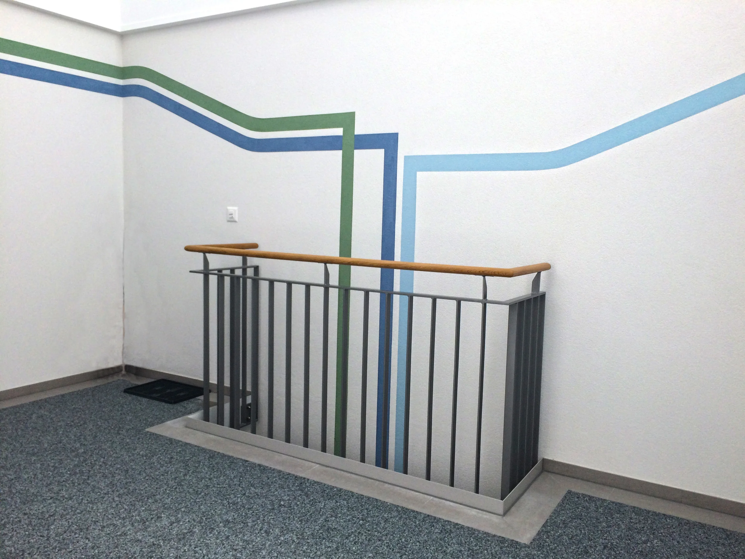 Jede Wohnung hat ihre eigene zugeordnete Farbe. Die Linien führen die Bewohner und die Besucher zu der gewünschten Wohnung.