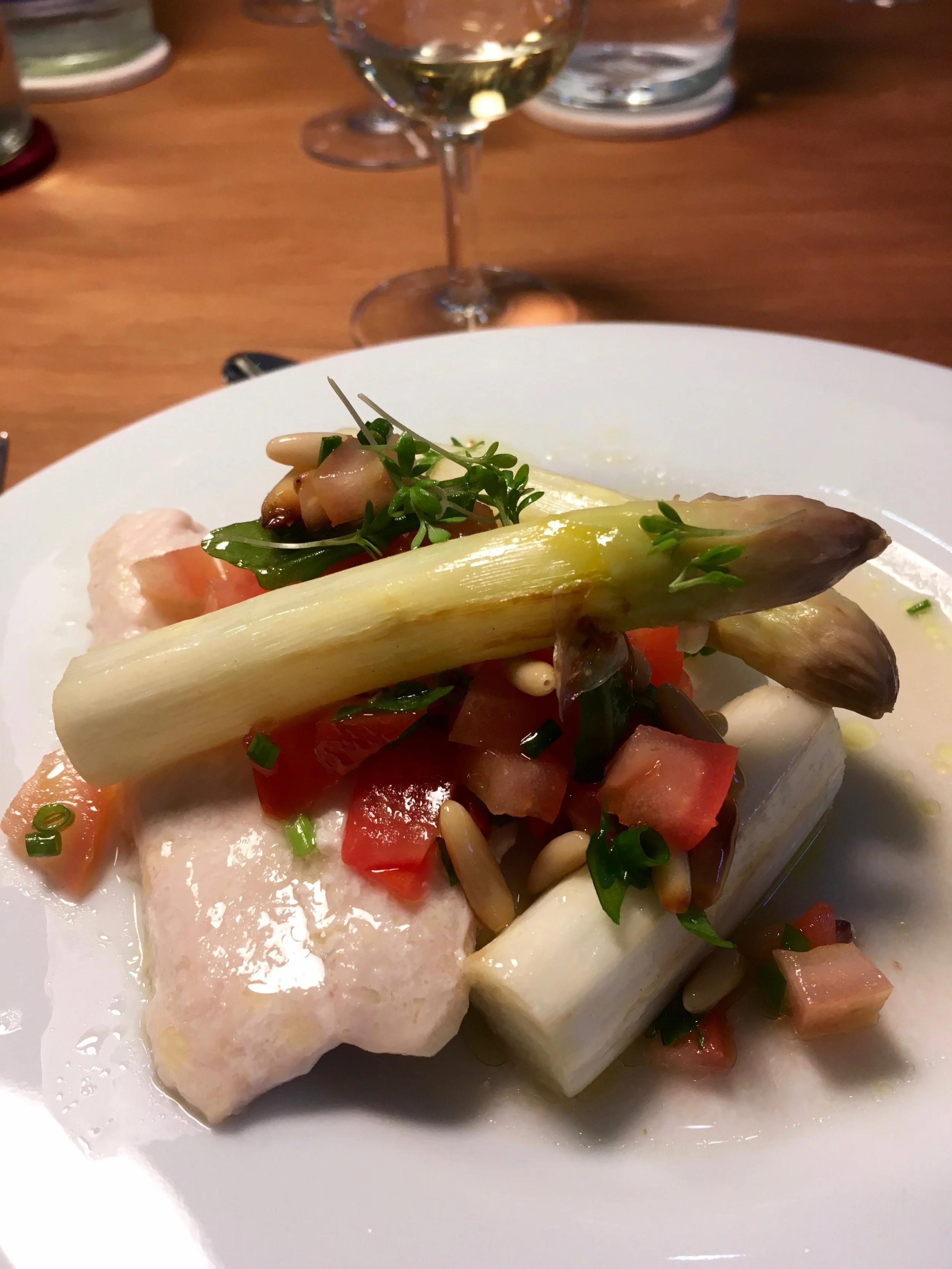 Sommergericht: Saibling mit geröstetem Spargel