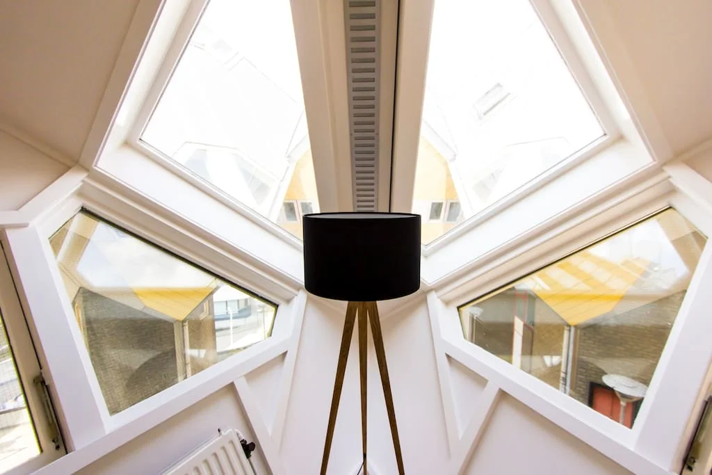 Die Fenster des Kubushauses sind zum Himmel oder auf die Eingänge der Häuser und der Strasse ausgerichtet. Bildquelle: airbnb.com