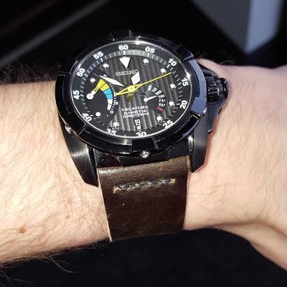 An impressive 26 mm Seiko Kinetic on Cigar shell with partial seam.