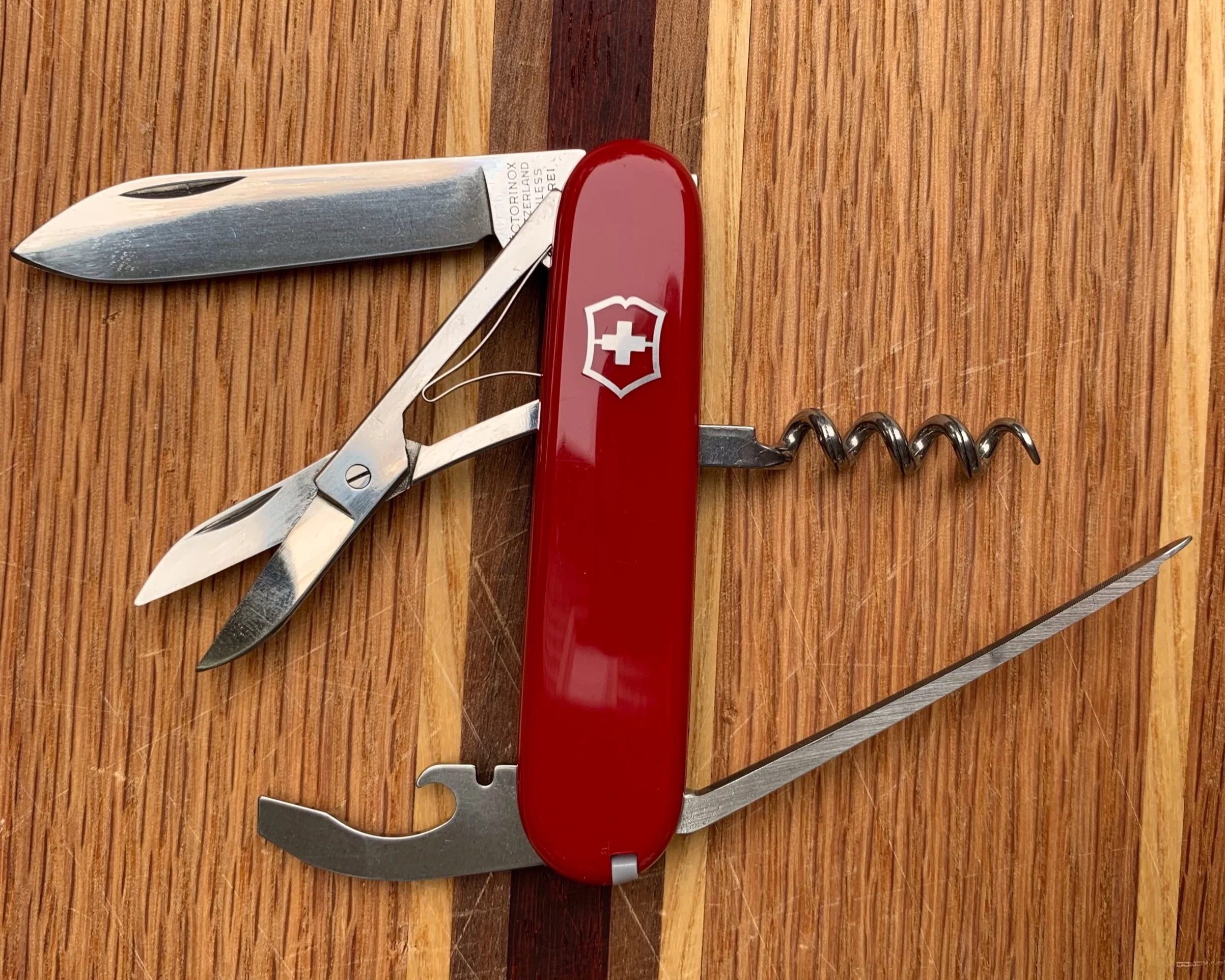 The 84 mm Golfer with long nail file. The end of the implement is a nail cleaner and the underside has a file surface.