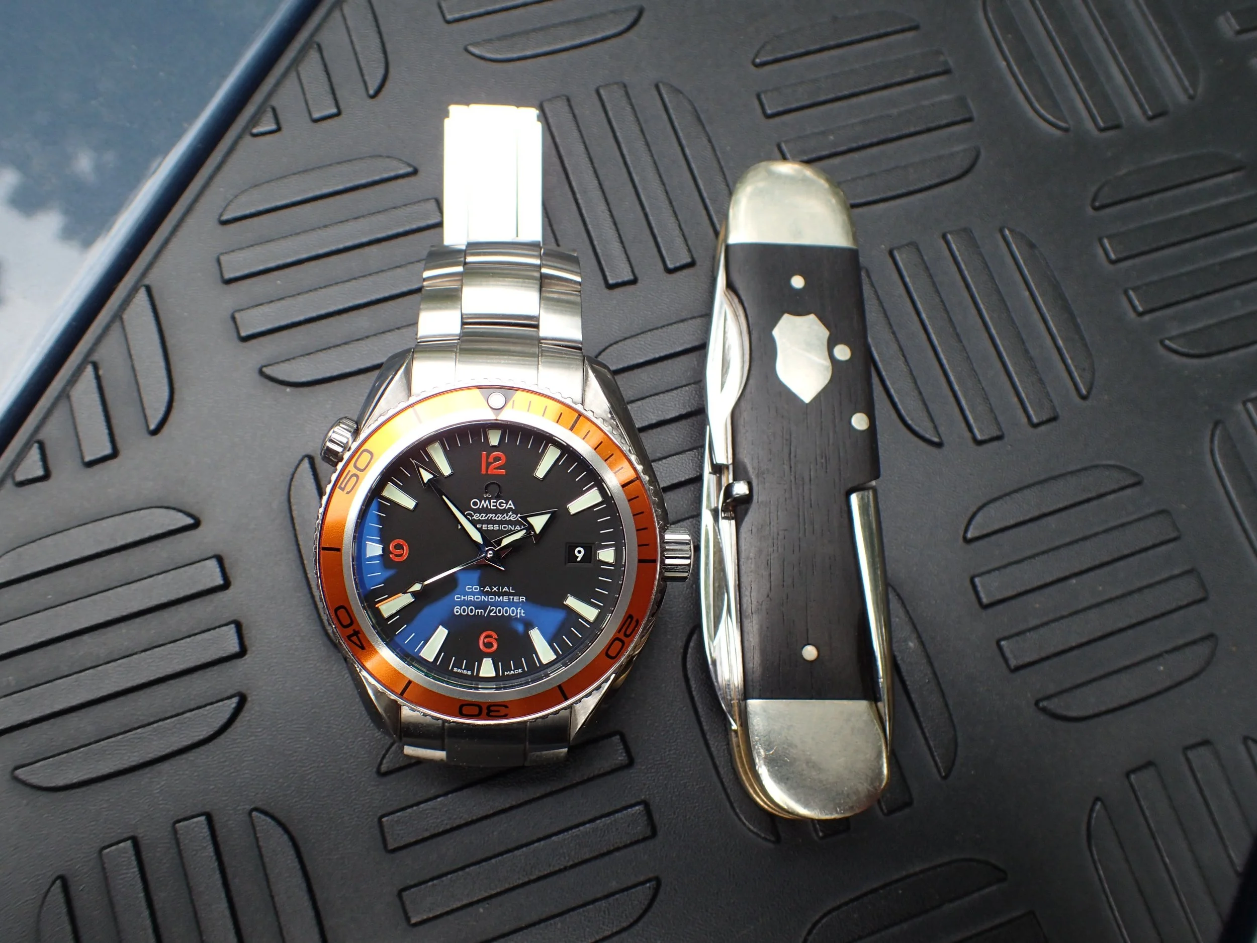 Paired for (Mis)Adventure: Omega Planet Ocean 2209.50 and Fr. Hartkopf 527 Militärmesser.