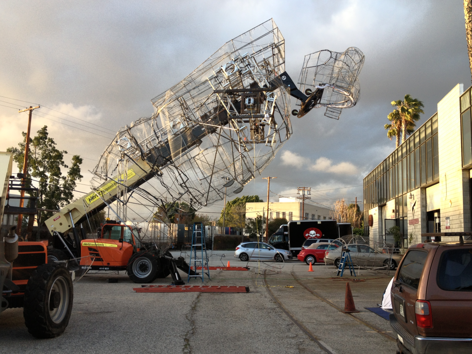 The design and construction of the astronaut required countless hours of tedious work. Fabrication and fitting tests were conducted at the Poetic Kinetics parking lot in the DTLA Brewery Arts complex.