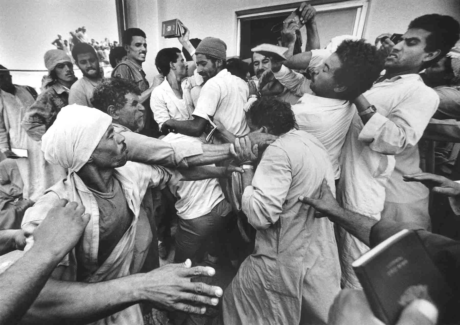 1990 Egyptian refugees fight at a border crossing after fleeing Iraq. Jordan/Iraq border.