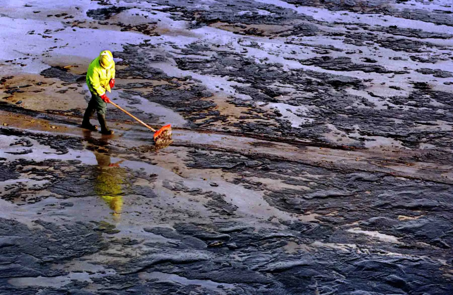 1996 Milford Haven oil spill, Pembrokeshire, Wales.