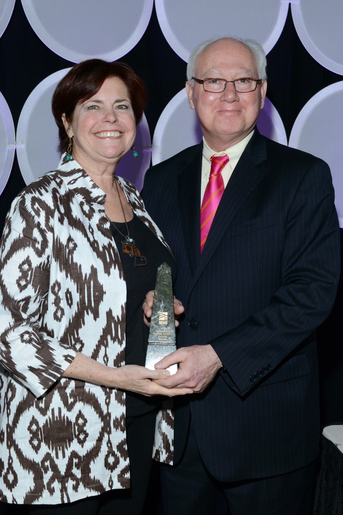 Dick Jennison awarding Land Lease Community of the Year to Lifestylist® Suzanne Felber
