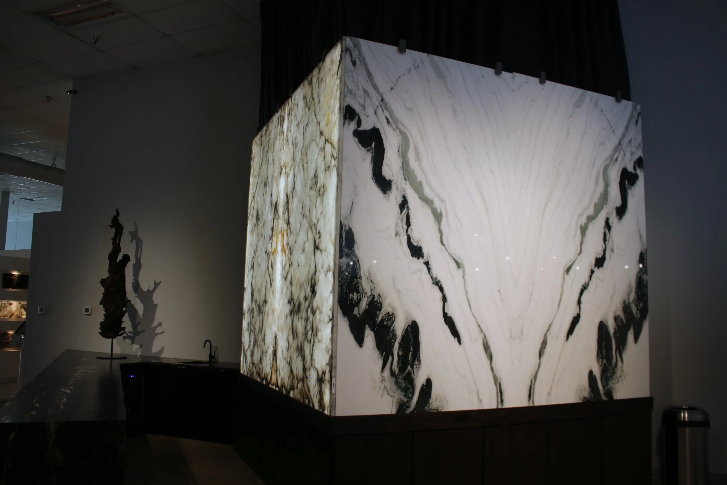 A spectacular display of book matched Ice Pearl Quartzite and Bianco Lasa Macchia Vecchia at Allied Stone Photo: Lisa Stewart Photography
