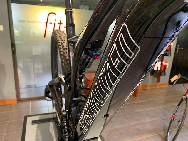@specializedza have created a new, lightweight breed of eMTB that harnesses the quick and lively ride of their stumpjumper. The Turbo Levo SL Expert Carbon features a full carbon frame paired to full FOX suspension and a SRAM eagle GX drivetrain.