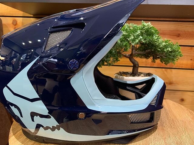 The new fox Rampage Comp Infinite helmet offers a class-leading feature set including MIPS, a lightweight fiber glass shell, a fully adjustable visor and many new features.