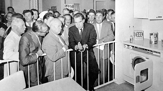 Helemaal links - als ik het goed heb: Kliment Vorosjiov. De man in het midden met snorrejte: Anastas Mikojan. Geheel rechts denkt Leonid Brezjnev er het zijne van.