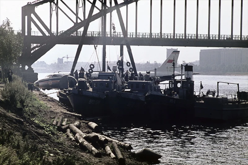 De berging van het toestel. Net als de bovenste foto is deze genomen een dag na de bijna-ramp.