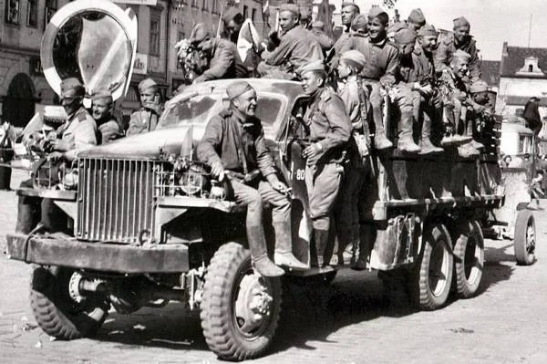Sovjetsoldaten op een Studebaker