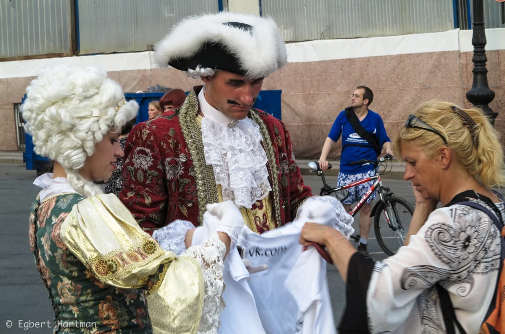 Peter de Grote, Pavel Doerov en zeer schaars geklede dames