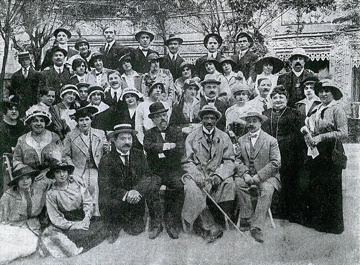 Frederick met artiesten in de tuin van Aquarium (1912)