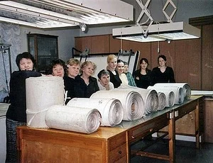 Medewerksters van de Hermitage met de negen rollen van Pjasetski's panorama