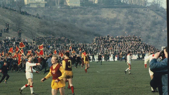 Dukla Praag-Ajax, met links (moet ik dat erbij zetten?) Johan Cruijff)