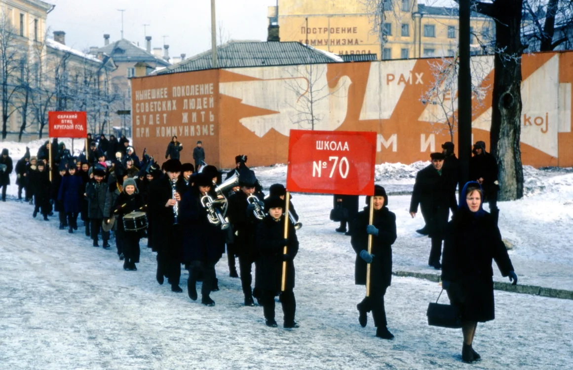 Jaroslavl (1964). School nummer 70. Op het achterste rode spandoek staat: "Bescherm de vogels het hele jaar."
