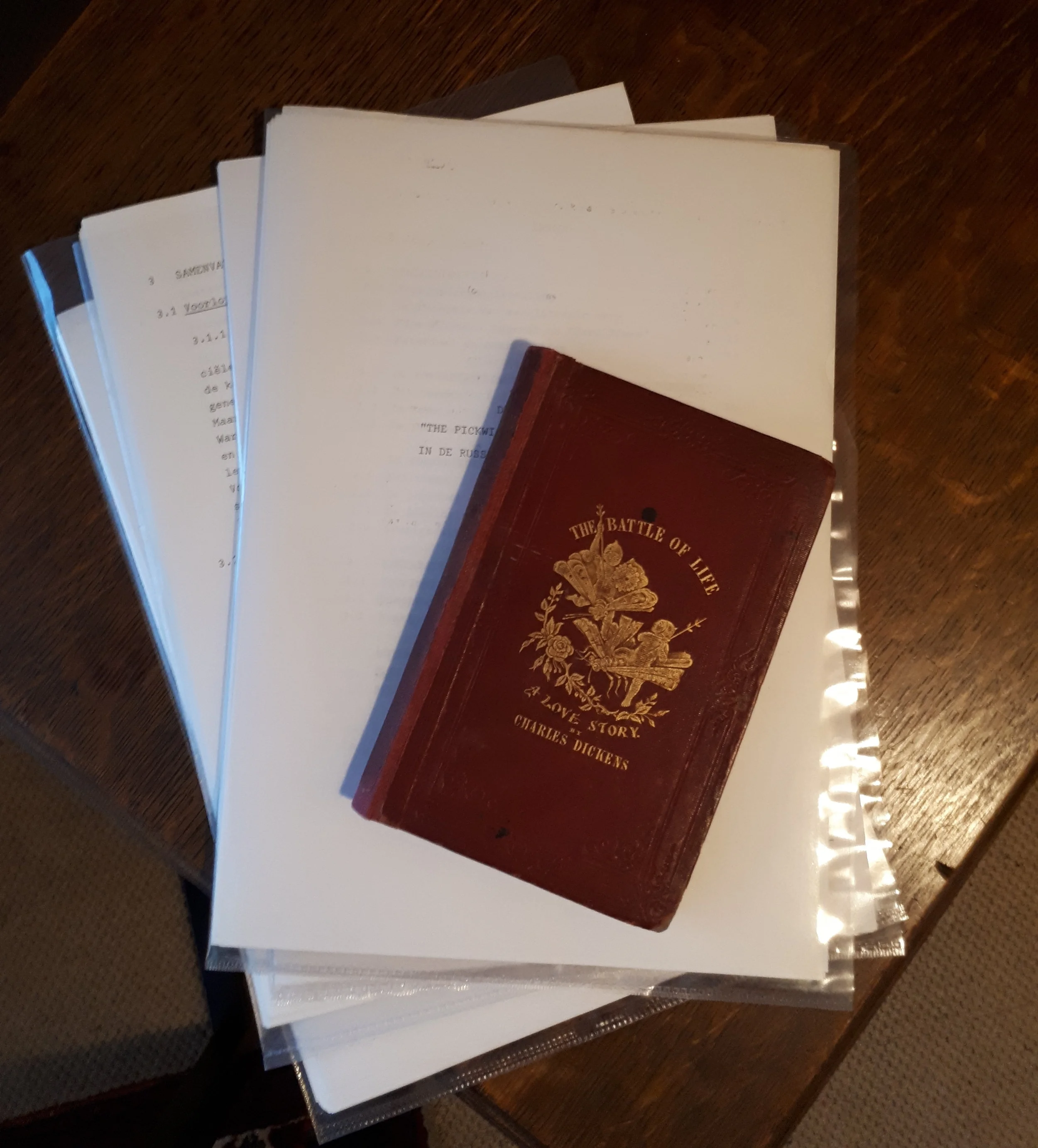 De scriptie met een eerste (niet buitengemeen bijzondere) eerste druk van een werkje van Dickens.