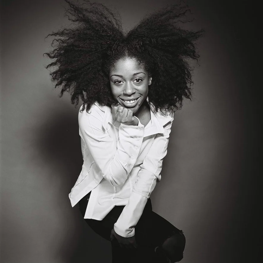 Portrait Noir et Blanc en studio à Paris de Whitney Brown portant une chemise Ken OKADA 