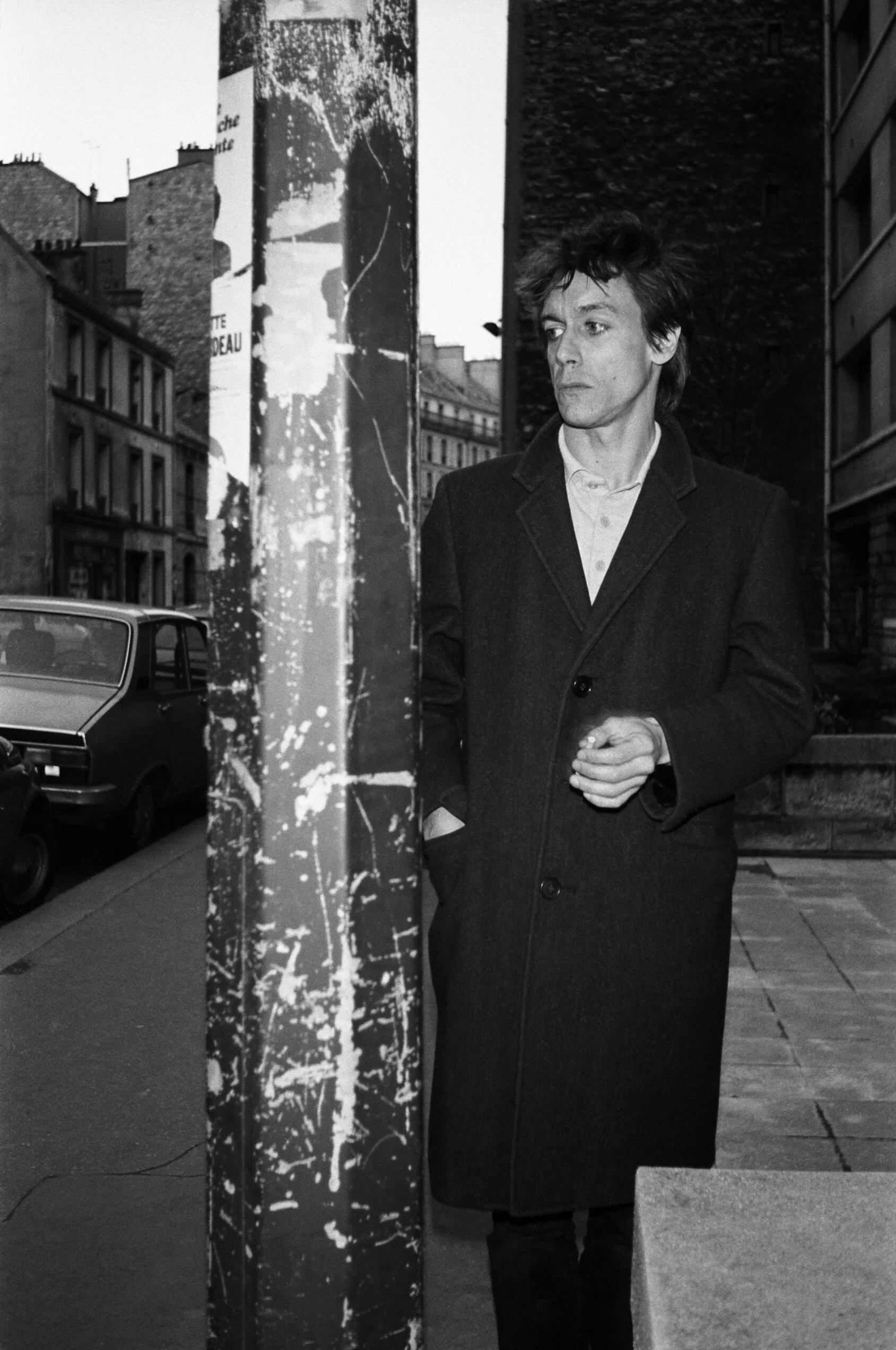 IGGY POP Paris 1978 exterieur rue vaneau 75007 Paris NB film argentique 24x36 non retouché