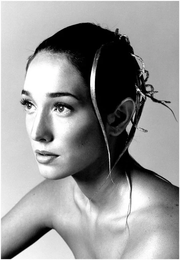 Portrait stylisé de Mirella Noir et Blanc et Argent