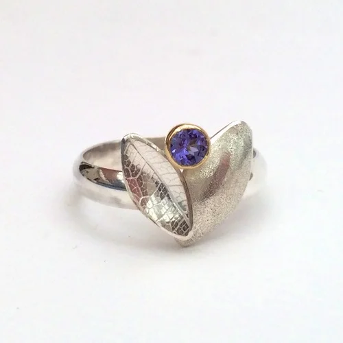 Leaf duo ring with Tanzanite set in 18 carat yellow gold