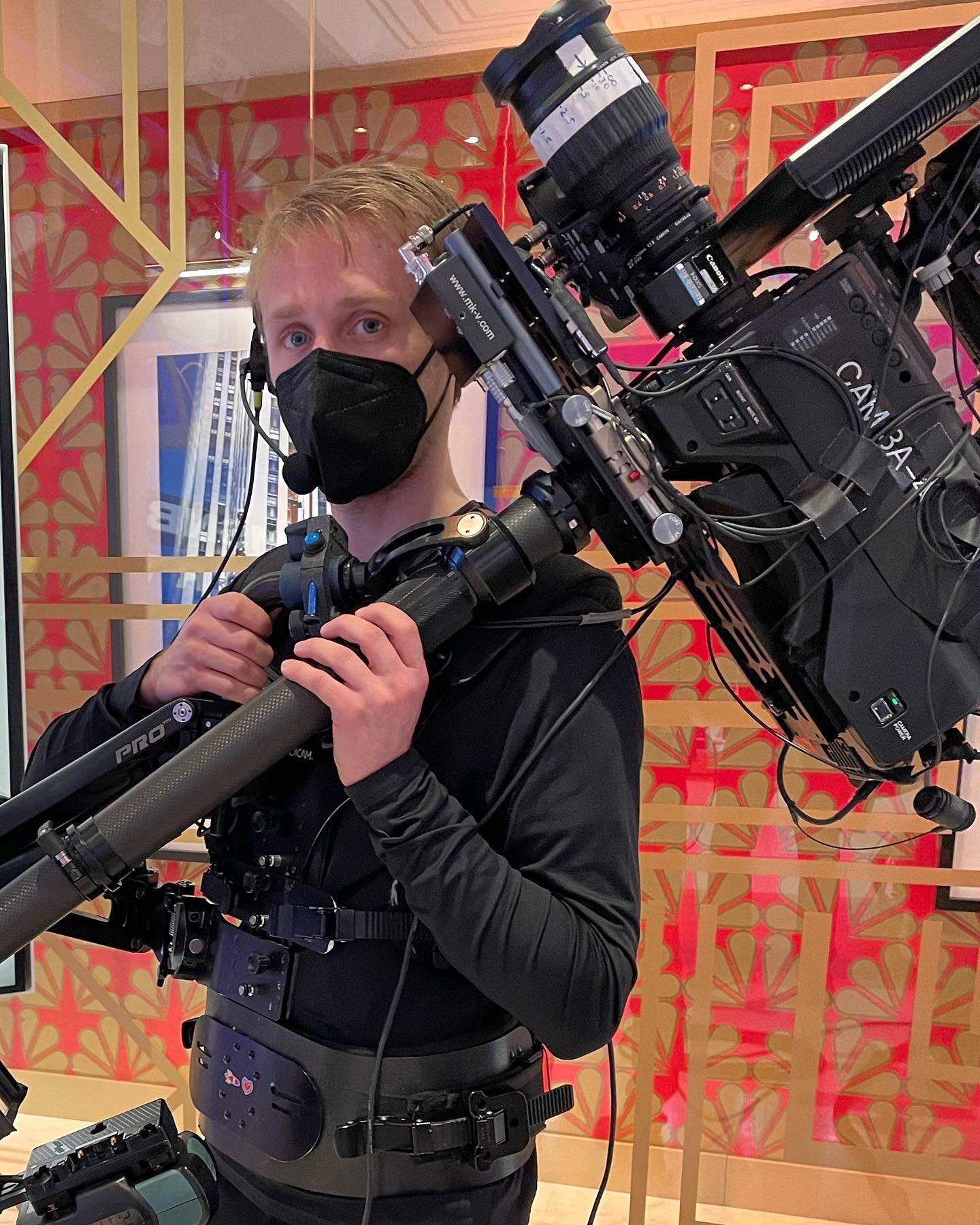 Rare face pic even if it&rsquo;s mostly hidden. (Trust me, it&rsquo;s better that way)

#steadicam #steadicamoperator #steadicamlife #steadicamops #steadicamoperators