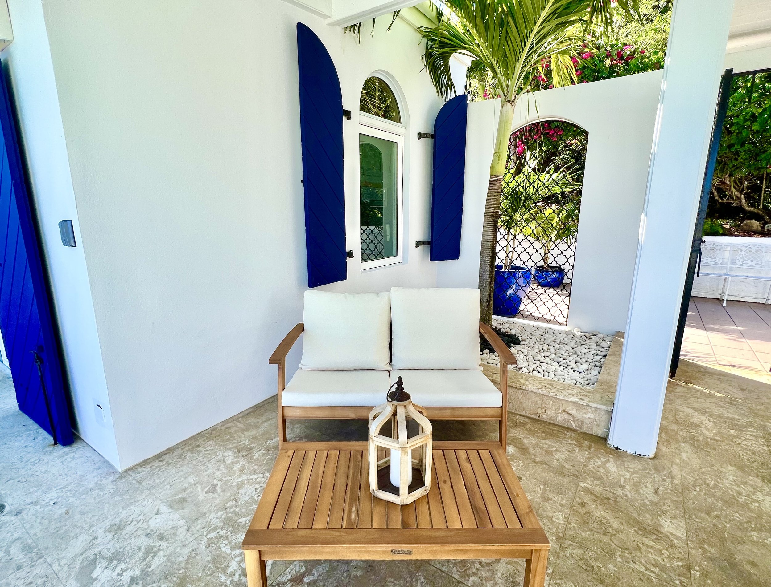 patio furniture by entry.jpg