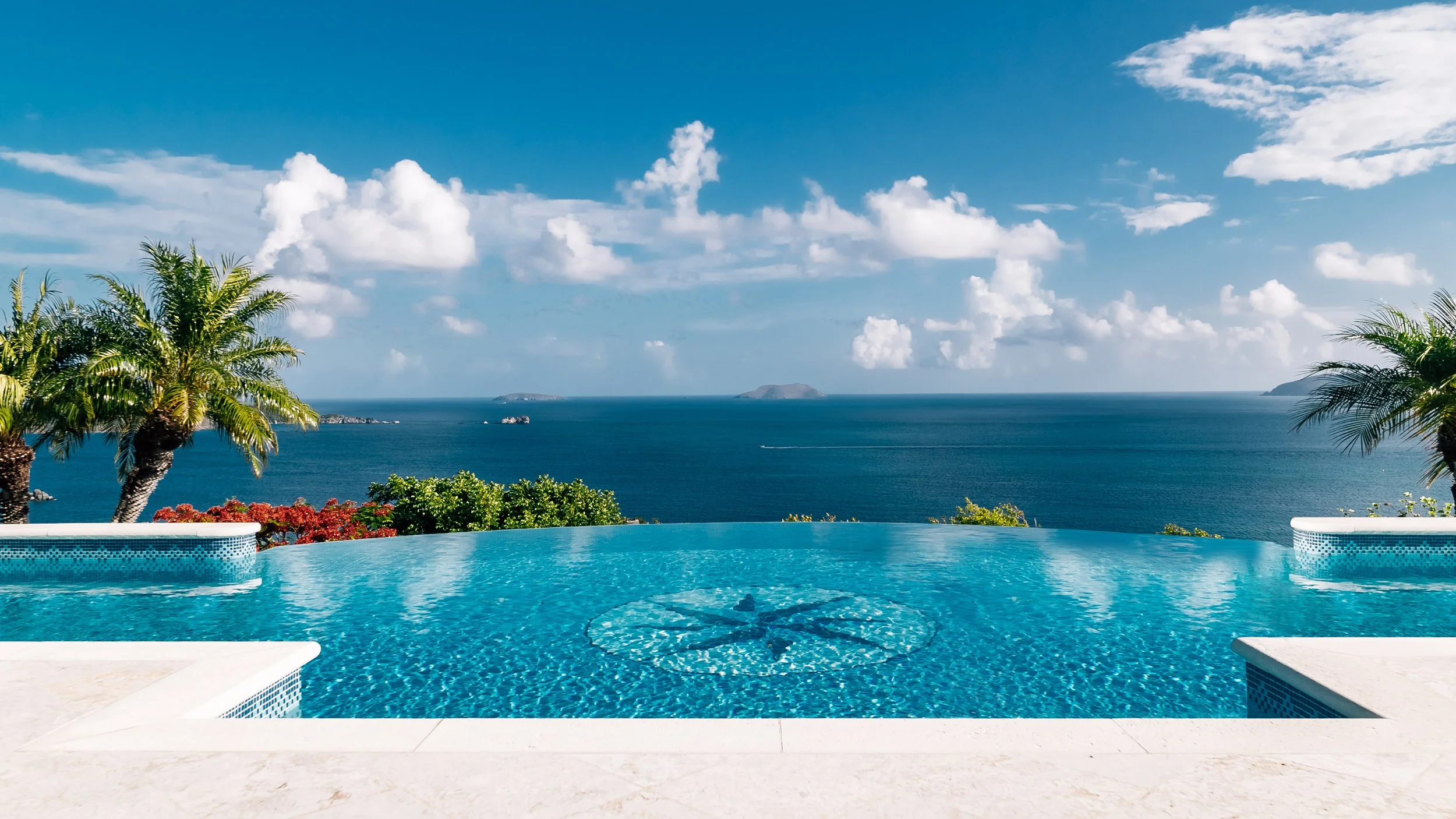 Hawksview estate_Infintiy pool & view.jpg