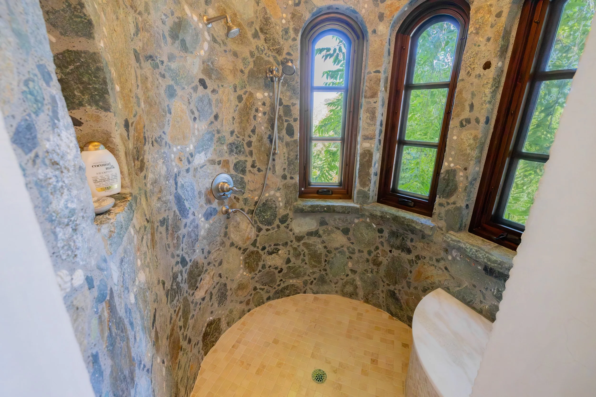 Rock shower in en-suite bathroom 
