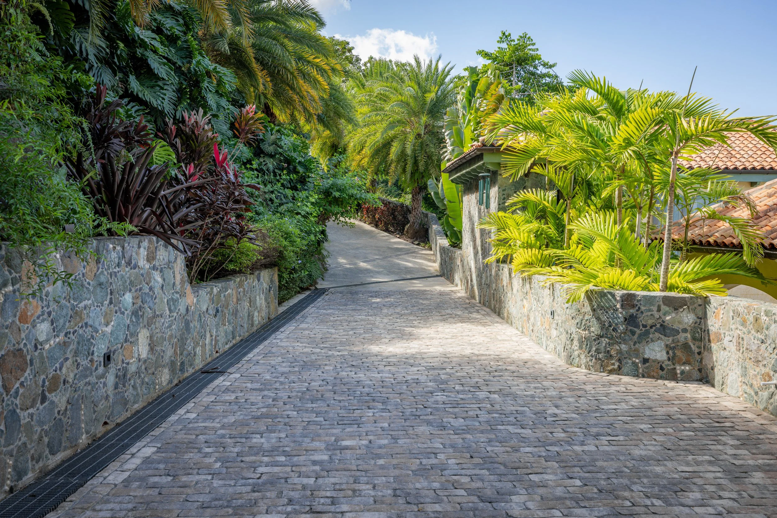 Private drive in Upper Peter Bay