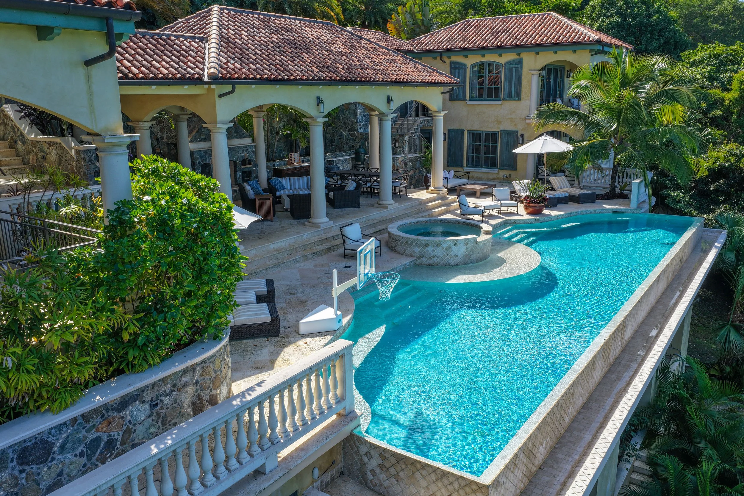 Villa Insatiable infinity edge pool