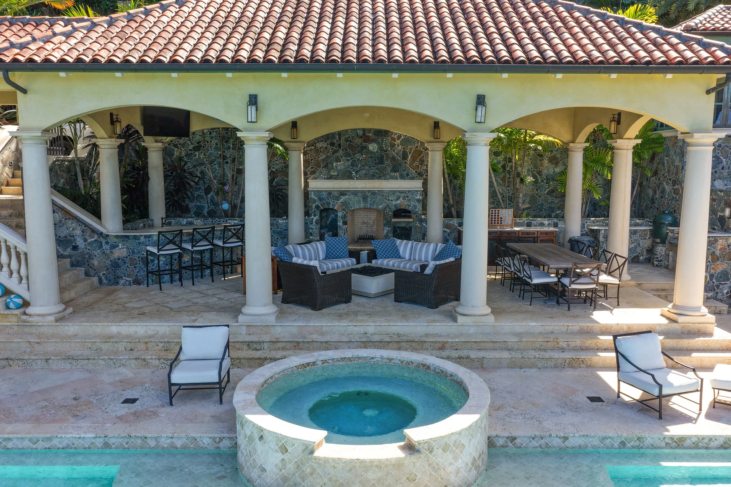 Villa Insatiable covered patio