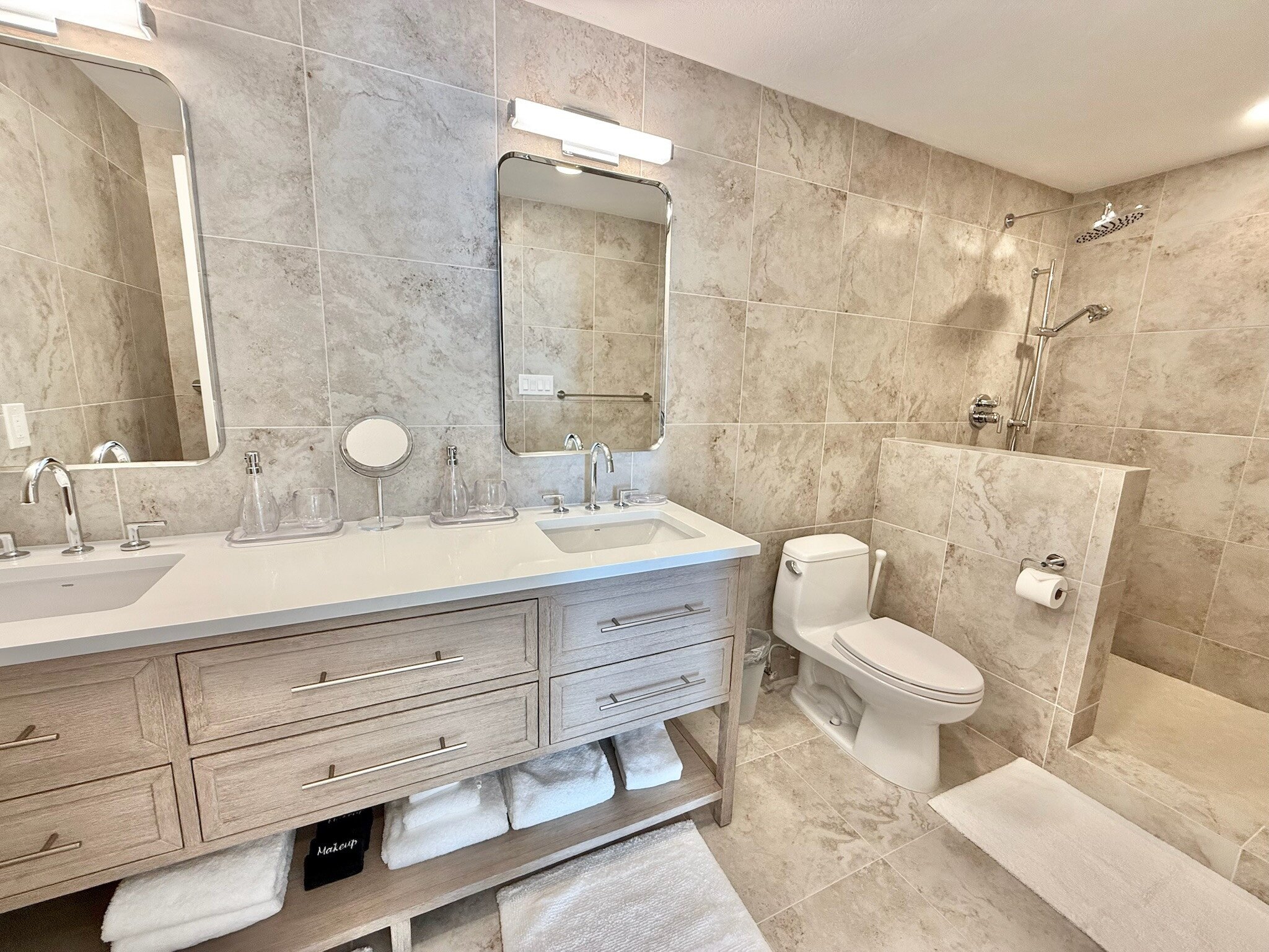 King-suite-3-en-suite-bathroom-5d3871a7d4b7a467ca0ffa18b52f8415.JPG