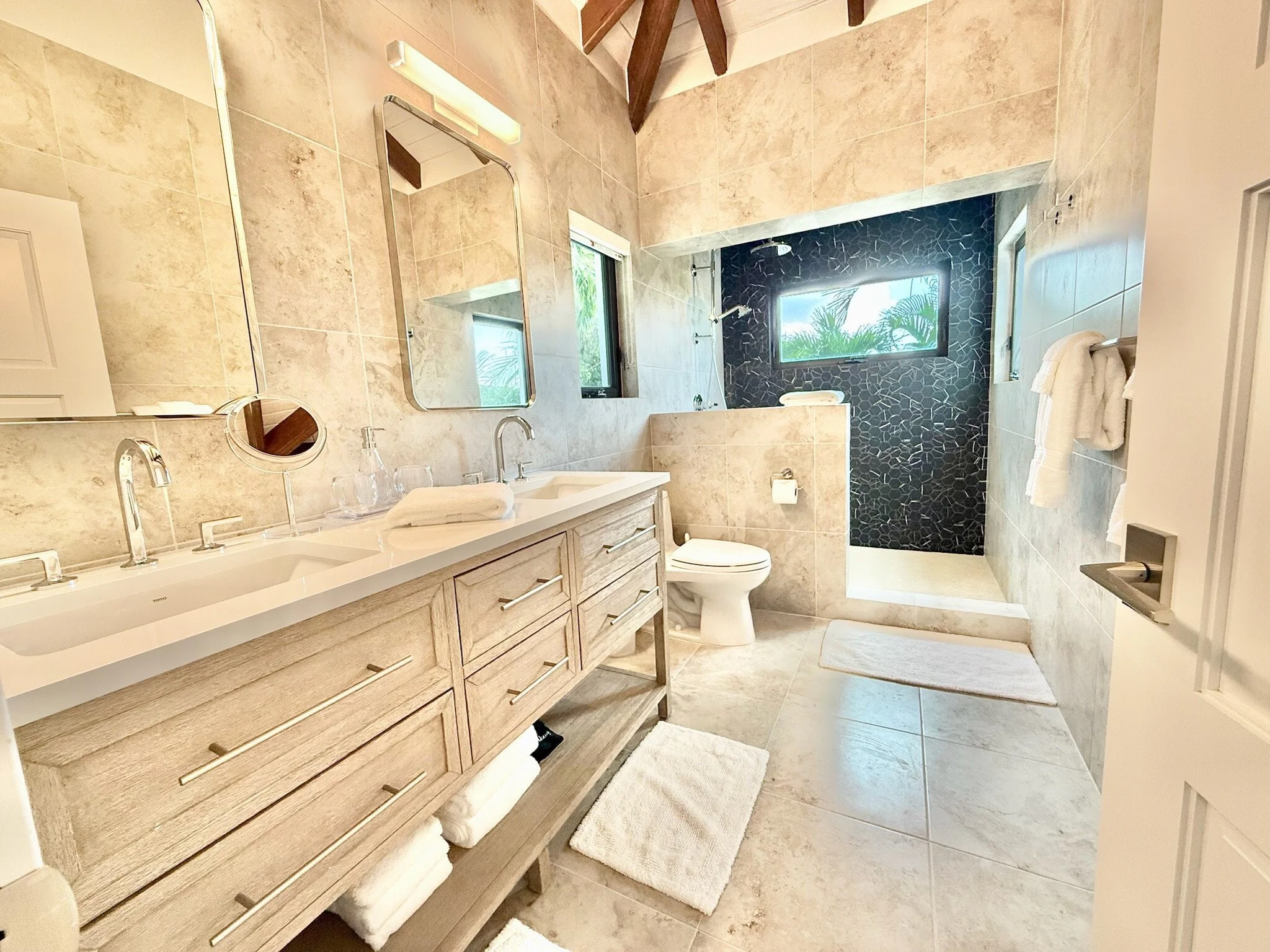 King-suite-1-en-suite-bathroom-8ba2c708d33672f494493c622699791e.JPG