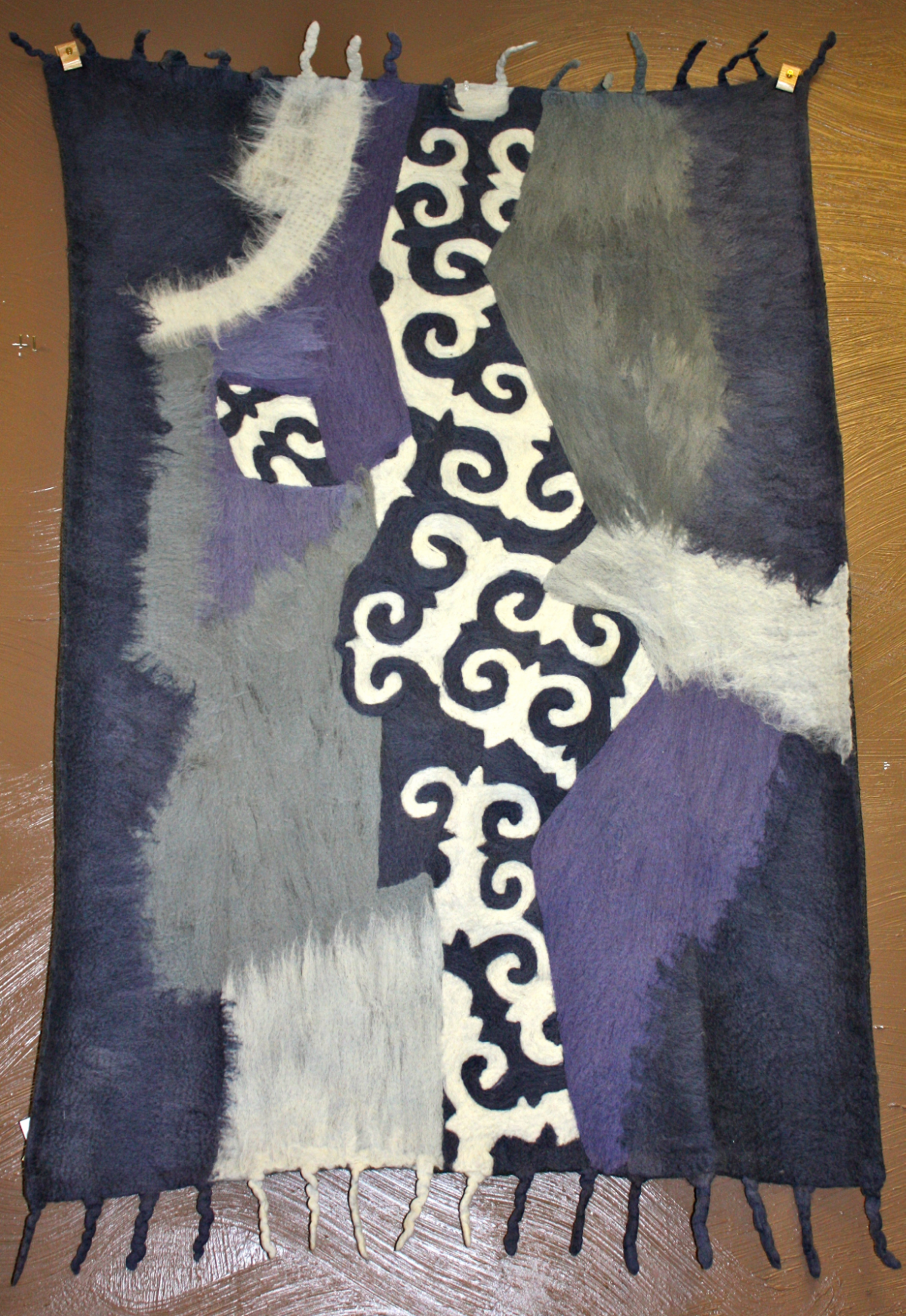 Ala-Kiyiz is a traditional Kyrgyz pattern. The images found here are of a storyteller recounting the tales of Manas, a famous Kyrgyz hero.