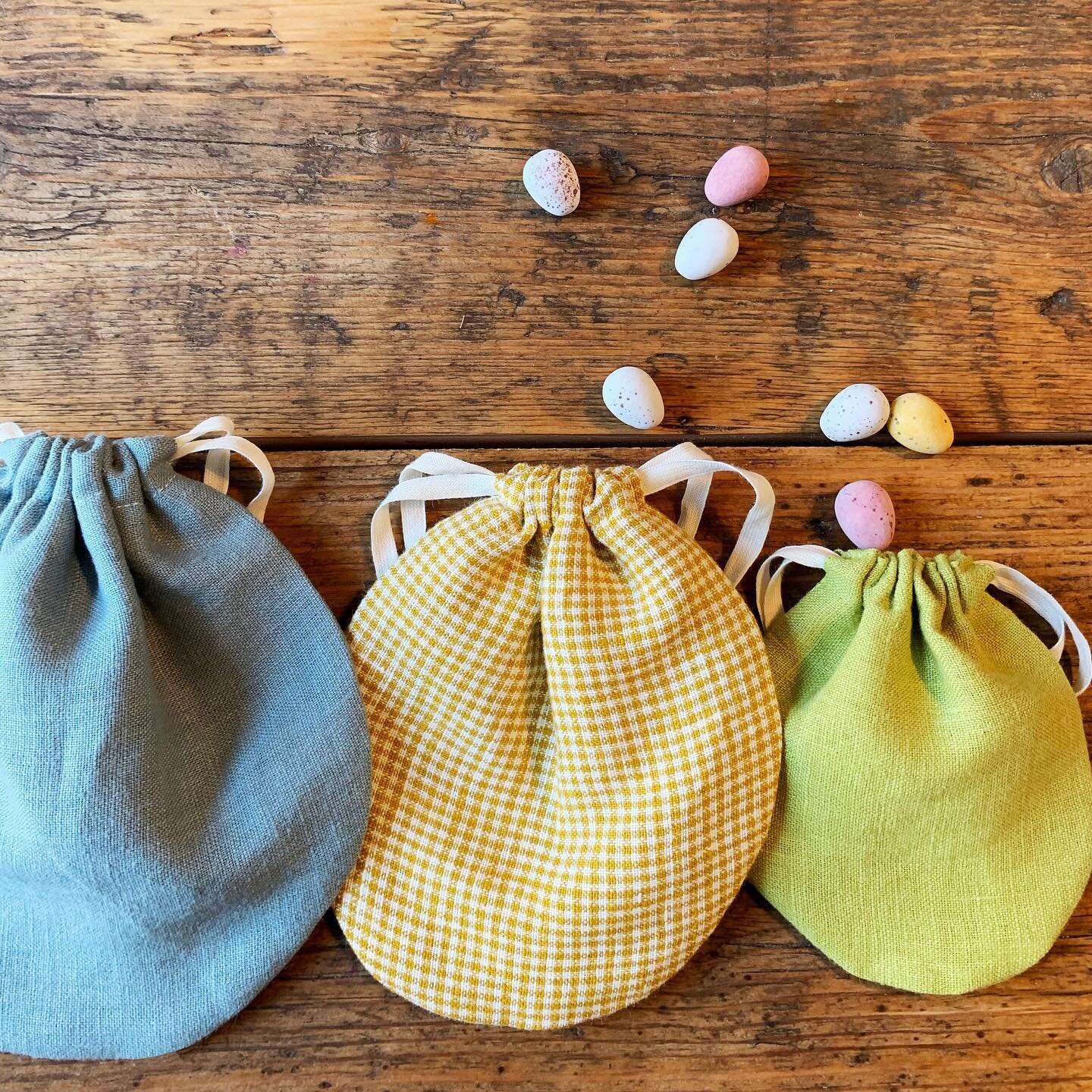 Surprise new pattern alert! Treasure pouches in 3 sizes - perfect for wrapping little gifts, storing bits and pieces, hiding your secret stash of mini eggs? A super simple scrap buster - you could knock up a few in an hour or two. PDF pattern availab