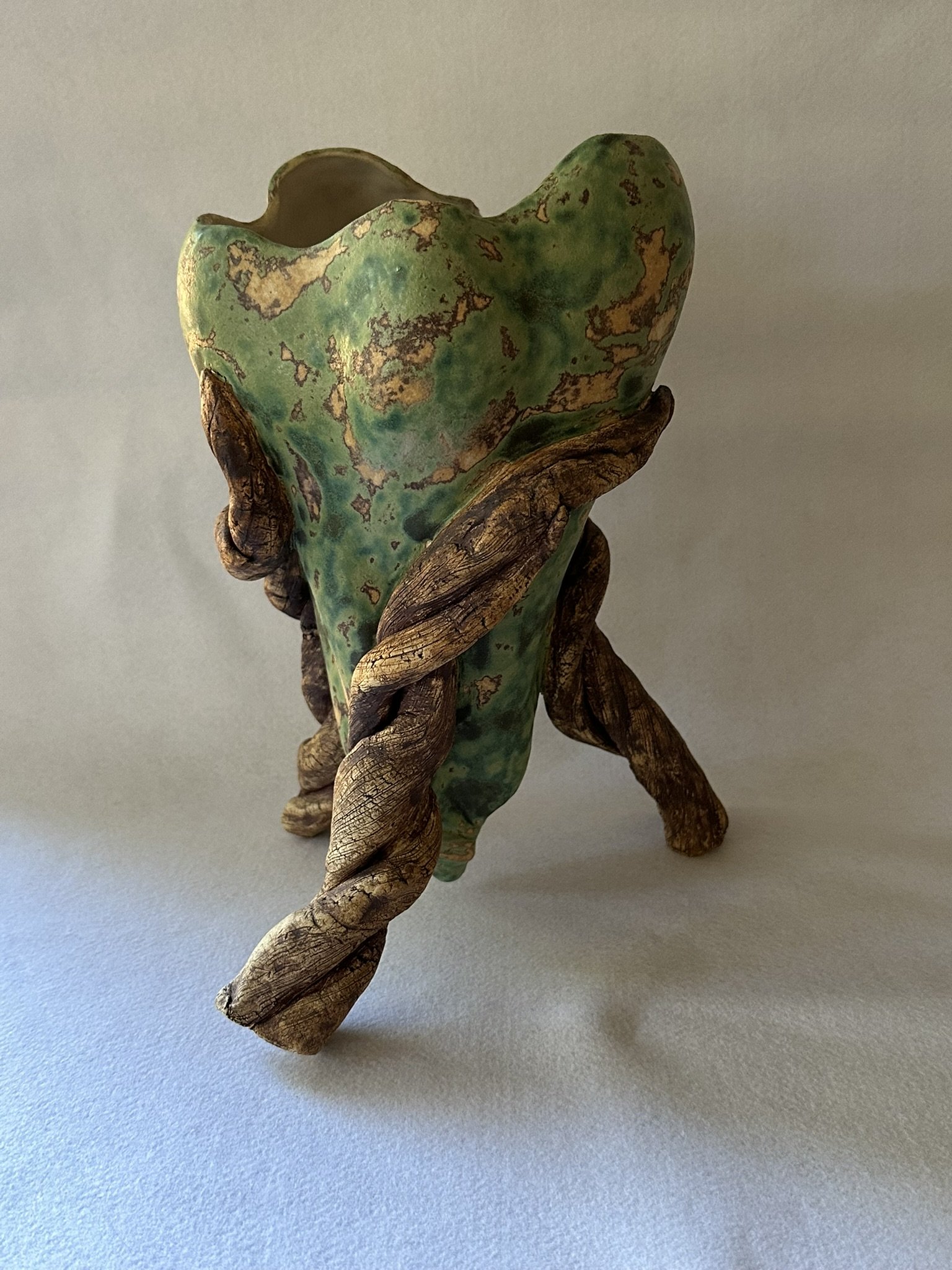 Tripod vase