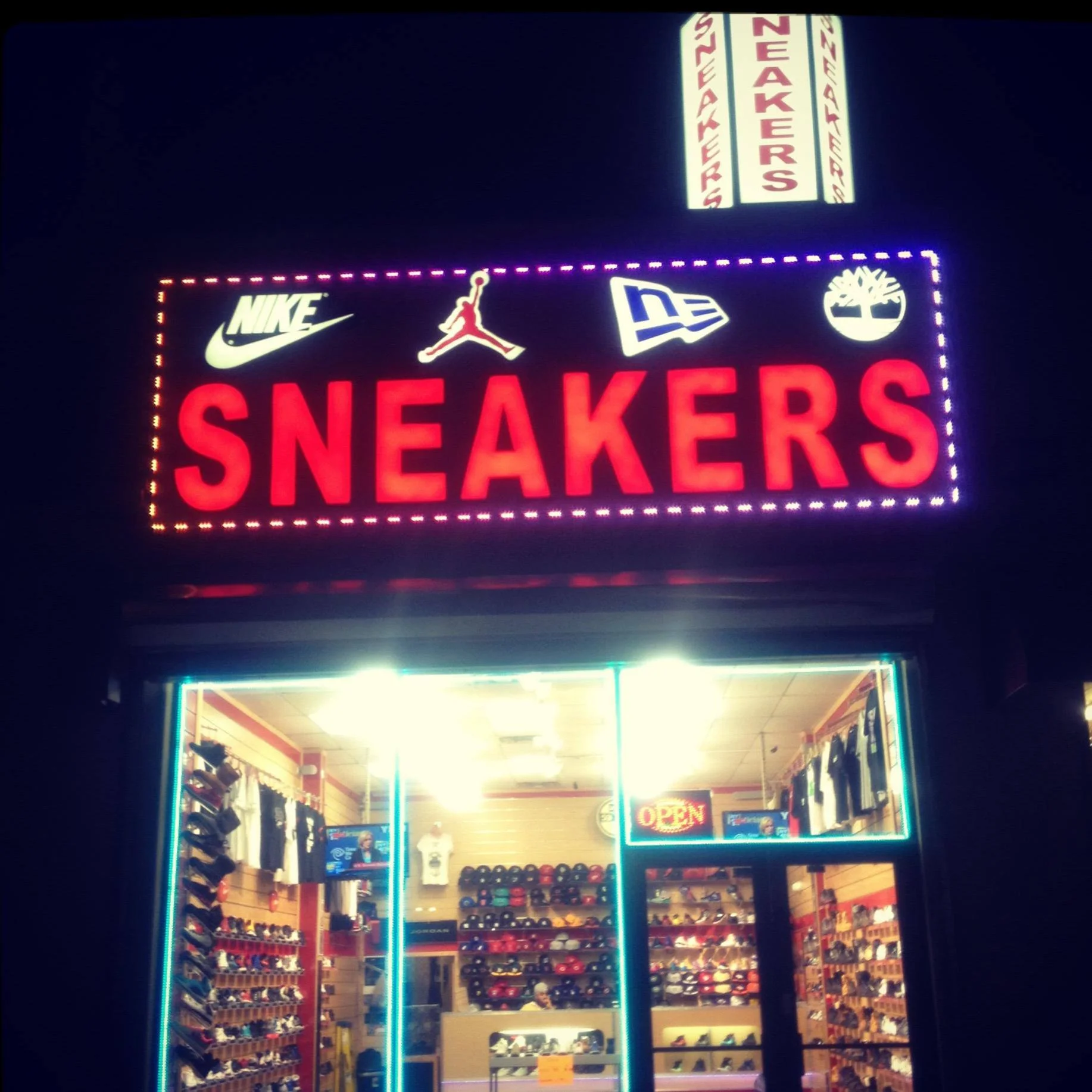 FCS SNEAKERS 252-18 Rockaway Blvd, Rosedale, NY 11422 (718) 470-2055