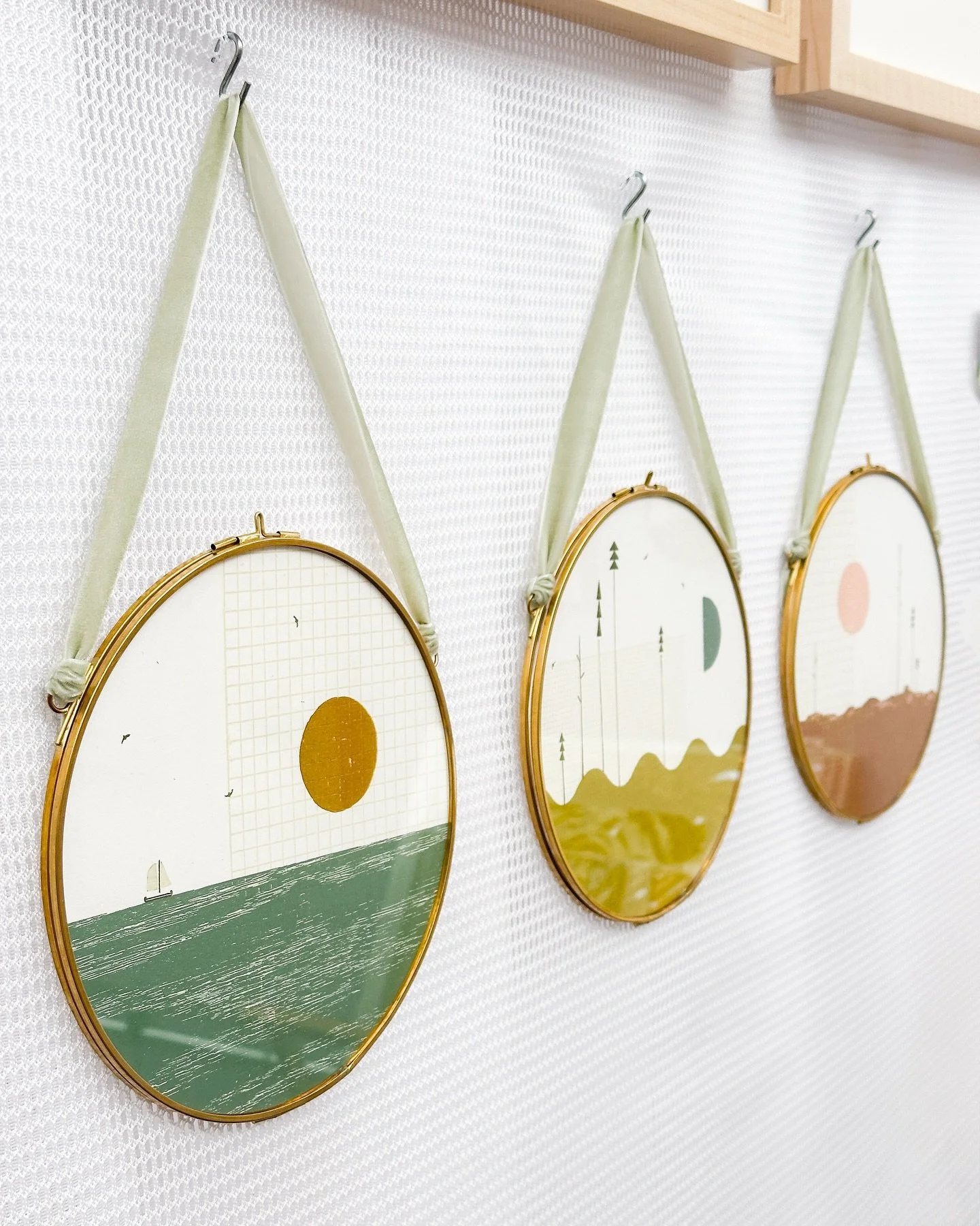 Last call for the @handmadearcade Modern Craft Market! We&rsquo;re here at the Convention Center til 6pm today and we&rsquo;d love to see you!
⠀⠀⠀⠀⠀⠀⠀⠀⠀
&bull;
&bull;
&bull;

#moderncraftmarket #handmadearcade #letterpress #finecraftmarket #finecraft