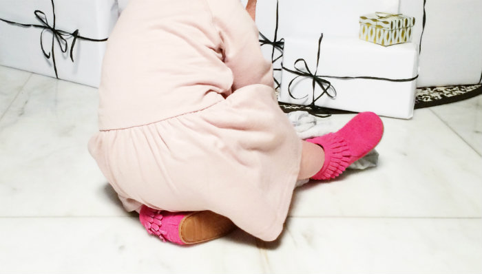 Dress Gray Label and Pink Minnetonka booties ( www.stadtlandkind.ch ) | Aden and Anais blanket (www.khmcollections.com)
